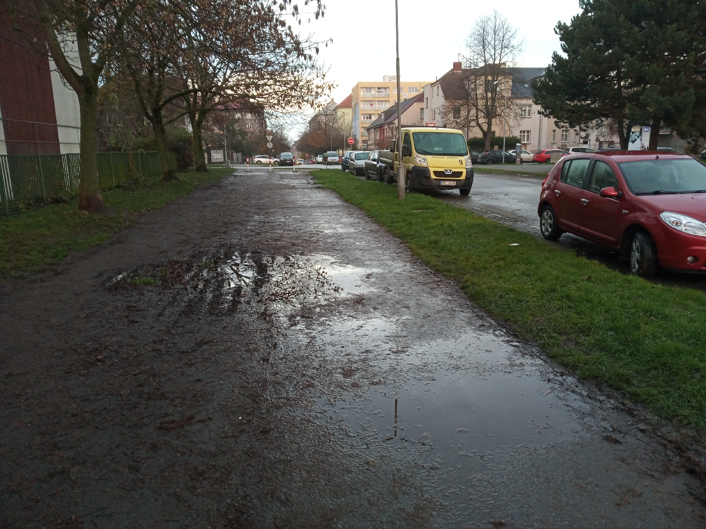 Neuklizené chodníky a silnice Táborská - Úslavská ul.
